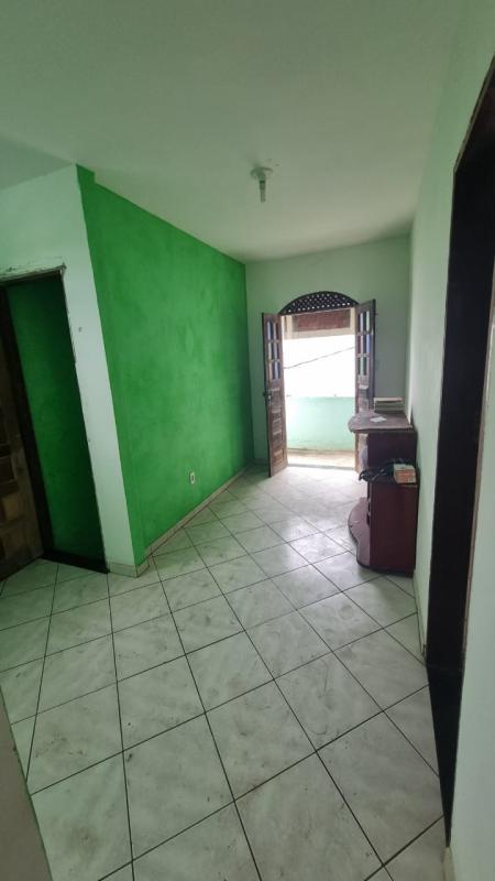 Casa arejada e ventilada 2/4 (sendo 1 suíte), sala, cozinha, banheiro, varanda e área de serviço. 1° andar, lage livre.